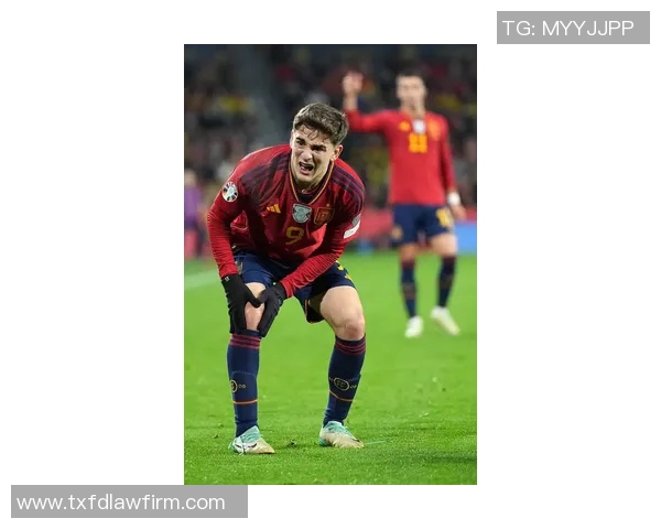 足球明星与美式咖啡杯的完美结合展现运动与生活的独特魅力