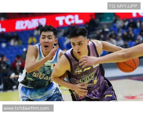 新疆广汇与广东宏远激战正酣谁能在CBA赛场上笑到最后 新疆广汇与广东宏远激战正酣谁能在CBA赛场上笑到最后